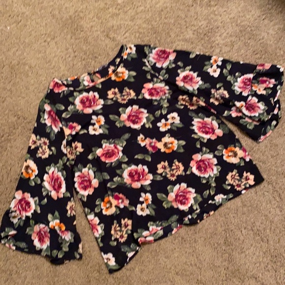 Charlotte Russe Floral Top - Picture 2 of 3